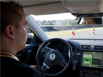 Ein Testwagen des Automobilzulieferers Continental, der teils auch mit Autopilot fahren kann. Foto: Julian Stratenschulte