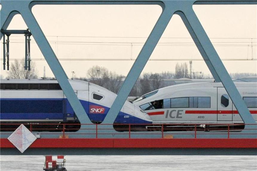 Ein TGV und ein ICE (r) stehen auf der Rheinbrücke in Kehl. Die Alstom-Aktionäre haben für eine Fusion mit der Zugsparte von Siemens gestimmt. Foto: Marijan Murat/Archiv