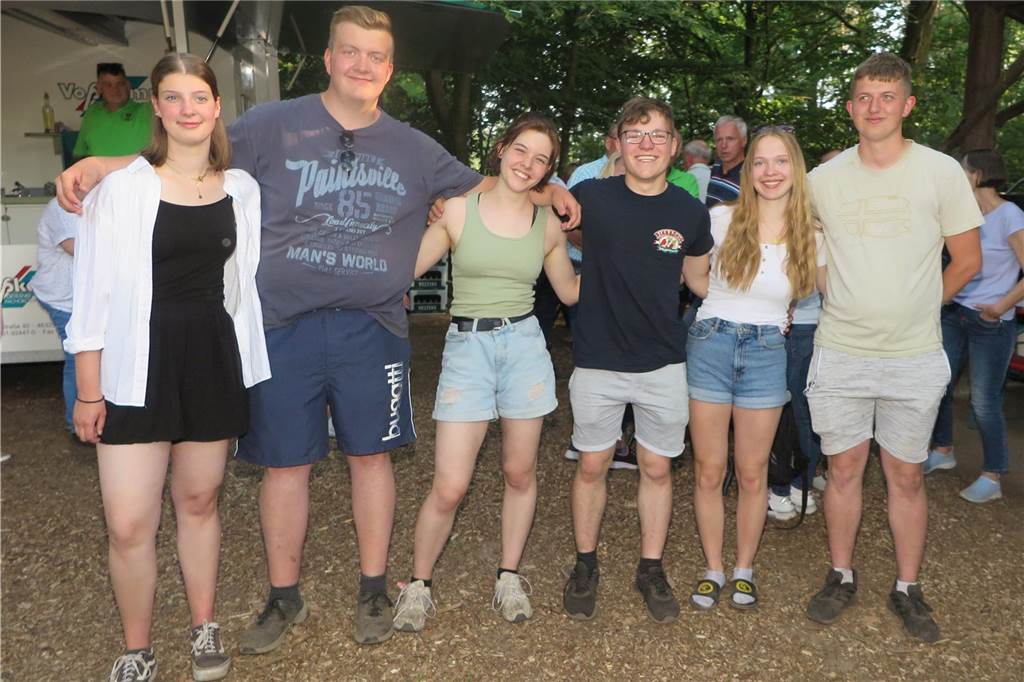 Andreas Ostermann regiert die Dämmerwalder Schützen Ein Thron verabschiedet sich: Luisa Hülsmann/Stephan Ostermann, das Königspaar Ruth Punsmann/Henrik Eimers und das Thronpaar Anna-Sophie Ostermann/Dominik Leiers (v.l.).