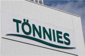 Ein Tönnies-Logo mit Tiermotiven dreht sich in Rheda-Wiedenbrück. Foto: Bernd Thissen/Archiv