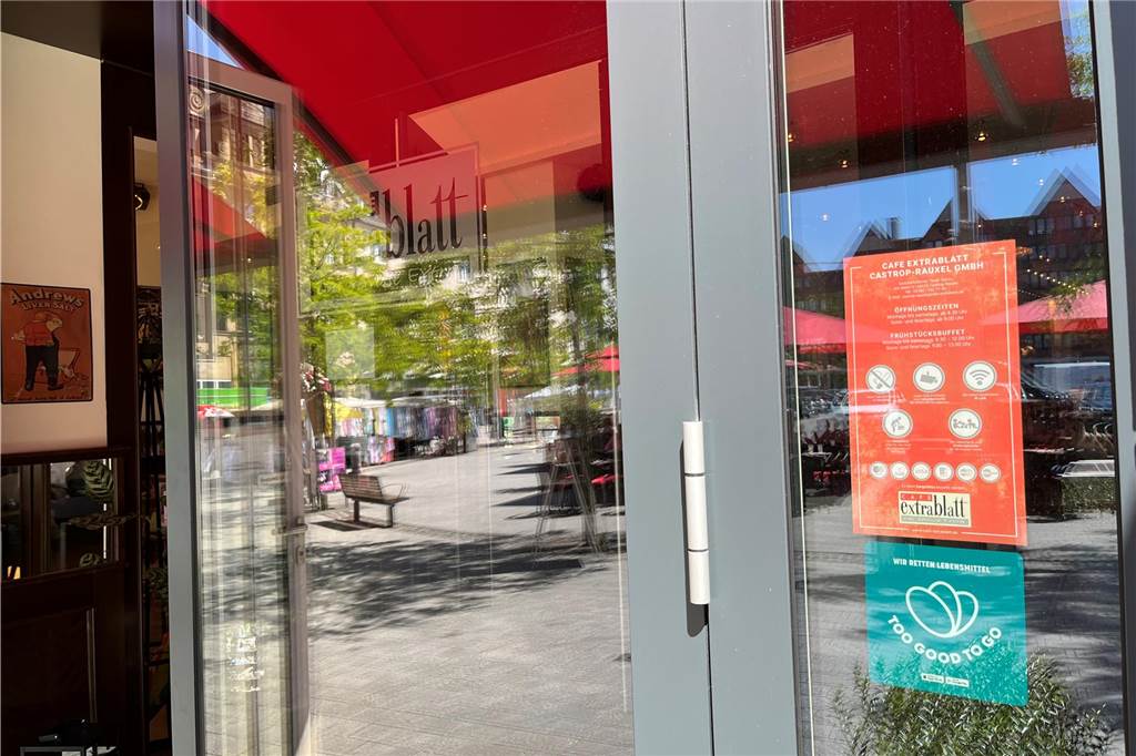 Lebensmittel mit „too good to go“ retten: Das Extrablatt ist neu dabei Ein „too good to go“-Schild in der Tür des Extrablatts am Marktplatz zeigt, dass das Restaurant nun auch auf der App vertreten ist.
