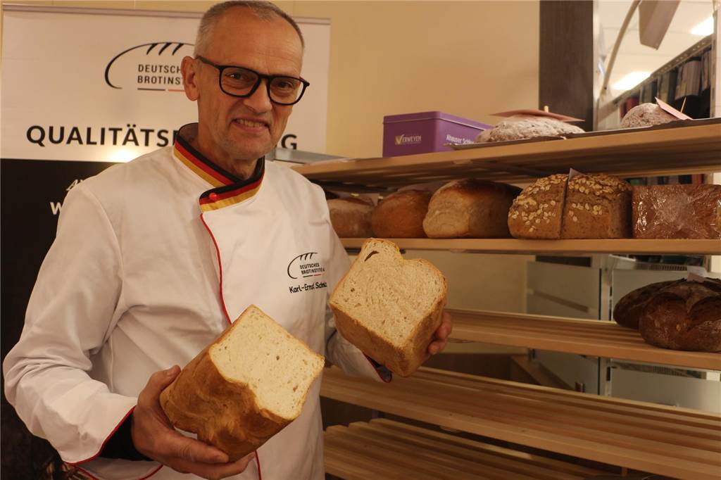 Brotprüfung in Oeding: Innungsbäcker stellen sich dem „Schmalz-Test“ Ein Top-Brot, so lautet das Urteil von Karl-Ernst Schmalz. Bis Donnerstag wird der Brotprüfer viele weitere Brote und Stollen in Augenschein nehmen. Die Dokumentation inklusive.