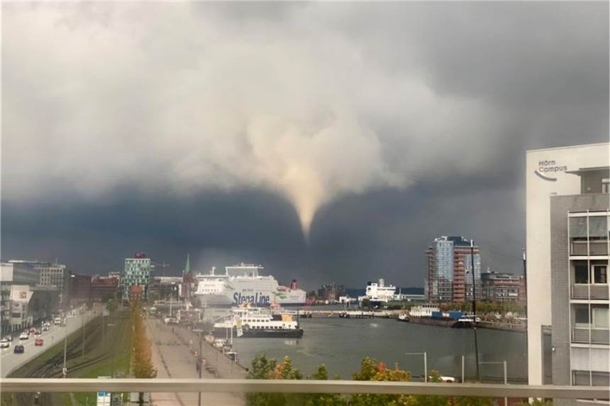 Tornado spült mehrere Menschen in Kiel ins Wasser - sieben Verletzte Ein Tornado ist am frühen Abend über Kiel zu sehen.