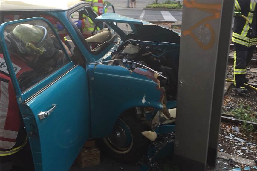 Trabi kracht in Dortmunder Innenstadt gegen Oberleitungsmast Ein Trabbi war gegen einen Oberleitungsmasten der Stadtbahnlinie U44 gekracht.