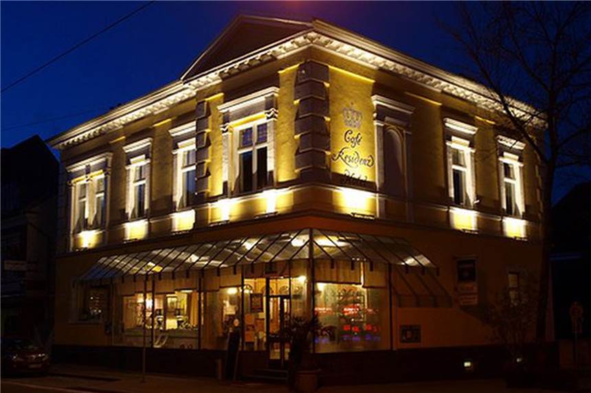 Das Café Residenz & sein Konditor: Schon die 2. Auflage mit neuen Rezepten Ein Traditionslokal in Castrop-Rauxel. "Das Café Residenz und sein Konditor" erzählt von guten und schlechteren Zeiten. Jetzt gibt es das Buch in der zweiten, erweiterten Auflage.