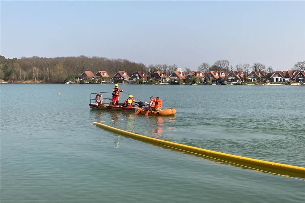 Traktor und Holzhäcksler versanken im Klostersee – Gespann jetzt geborgen Ein Traktor samt Häcksler sind bei Arbeiten des Bauhofs am Klostersee in Burlo aus versehen in den See gerutscht und versunken. Eine Ölsperre wurde vorsichtshalber errichtet.