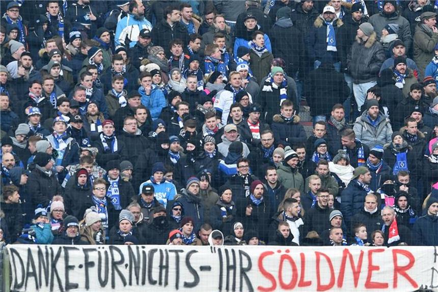 Abstiegsduell HSV gegen FSV Mainz 05 endet friedlich Ein Transparent mit "Danke für Nichts - Ihr Söldner" in Hamburg. Nach dem Spiel blieb es aber friedlich. Foto: Carmen Jaspersen