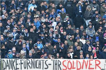 Ein Transparent mit "Danke für Nichts - Ihr Söldner" in Hamburg. Nach dem Spiel blieb es aber friedlich. Foto: Carmen Jaspersen