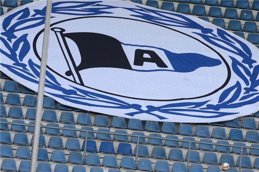 Schweizer Fußballprofi Brunner wechselt zu Arminia Bielefeld Ein Transparent mit dem Logo von Arminia Bielefeld. Foto: Friso Gentsch/Archiv