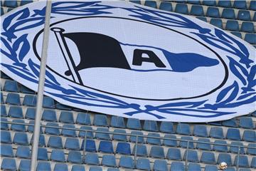 Ein Transparent mit dem Logo von Arminia Bielefeld. Foto: Friso Gentsch/Archiv