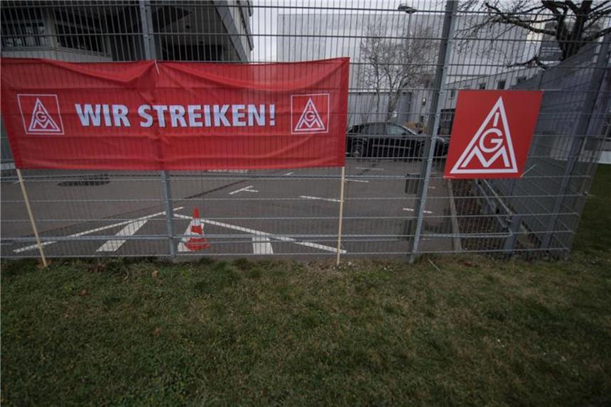 NRW-Gewerkschaften mit leicht sinkende Mitgliederzahlen Ein Transparent mit der Aufschrift "Wir streiken!" an einem Zaun. Foto: Marijan Murat/Archiv