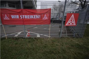 Ein Transparent mit der Aufschrift "Wir streiken!" an einem Zaun. Foto: Marijan Murat/Archiv