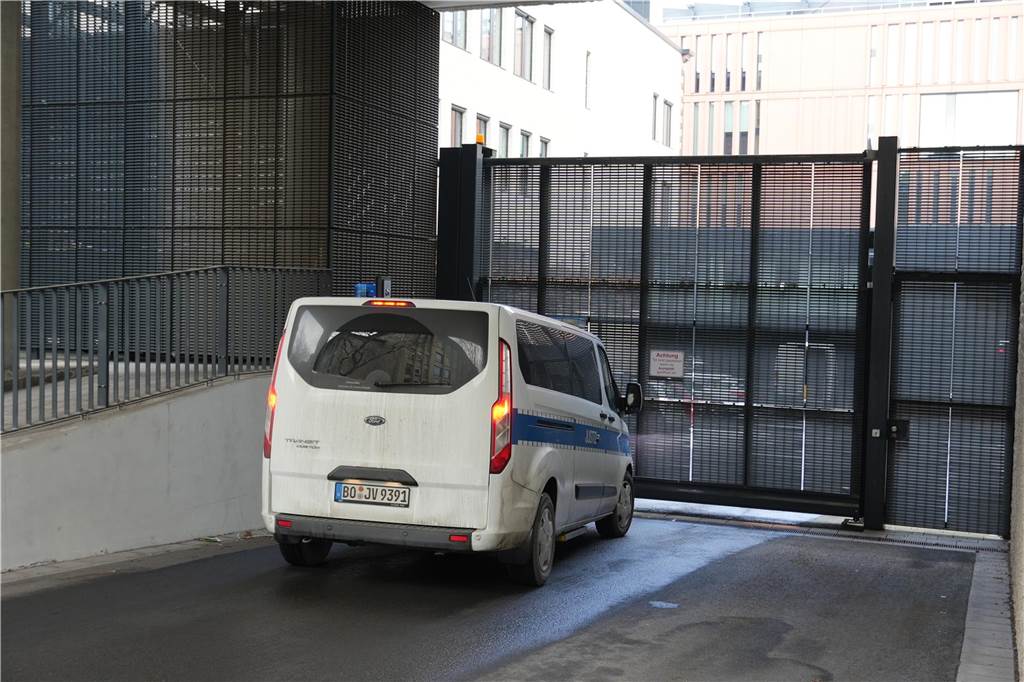 Haftprüfungstermin: Daniel Wolski bleibt in U-Haft - Anklage erhoben Ein Transporter der JVA Bochum am Freitag vor der Einfahrt des Justizzentrums in Bochum. Hier wurde über die Fortsetzung der U-Haft von Daniel Wolski entschieden.