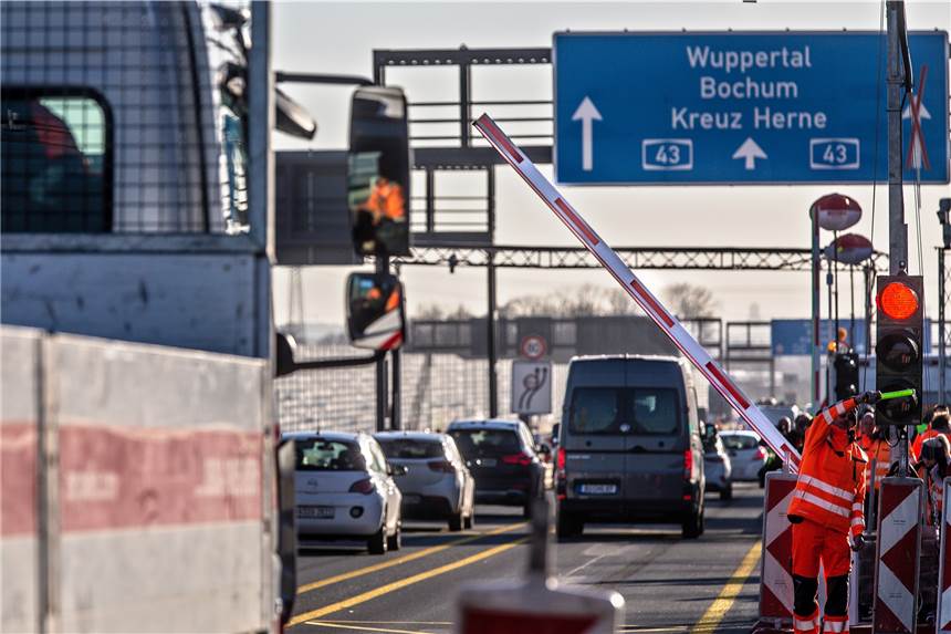 A43: Schranken auf der Autobahn sichern ab Freitag den Verkehr Ein Transporter nähert sich der neuen Schrankenanlage an der 43 in Fahrtrichtung Wuppertal. Wegen Brückenschäden an einem Teilstück der Emschertalbrücke über den Rhein-Herne-Kanal bei Herne dürfen auf dem Abschnitt der Autobahn zwischen Herne und Recklinghausen keine Fahrzeuge schwerer als 3,5 Tonnen fahren. Weil sich zu viele nicht an das Verbot halten, wird nun eine Schrankenanlage installiert.