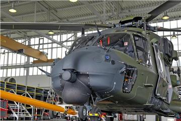 Ein Transporthubschrauber vom Typ NH90 der Bundeswehr steht im Hangar. Foto: Philipp Schulze/Illustration