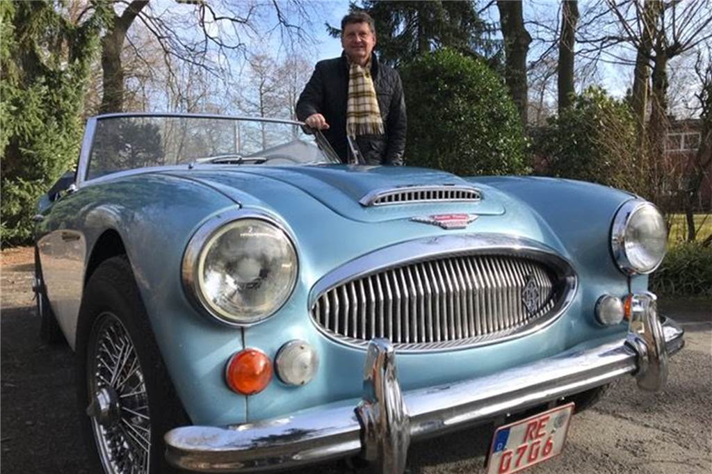 Manfred Hürland hatte bei der Volksbank „eine geile Zeit“ Ein Traum von einem Oldtimer: Manfred Hürland mit seinem Austin Healey 3000, den er selber restauriert hat.