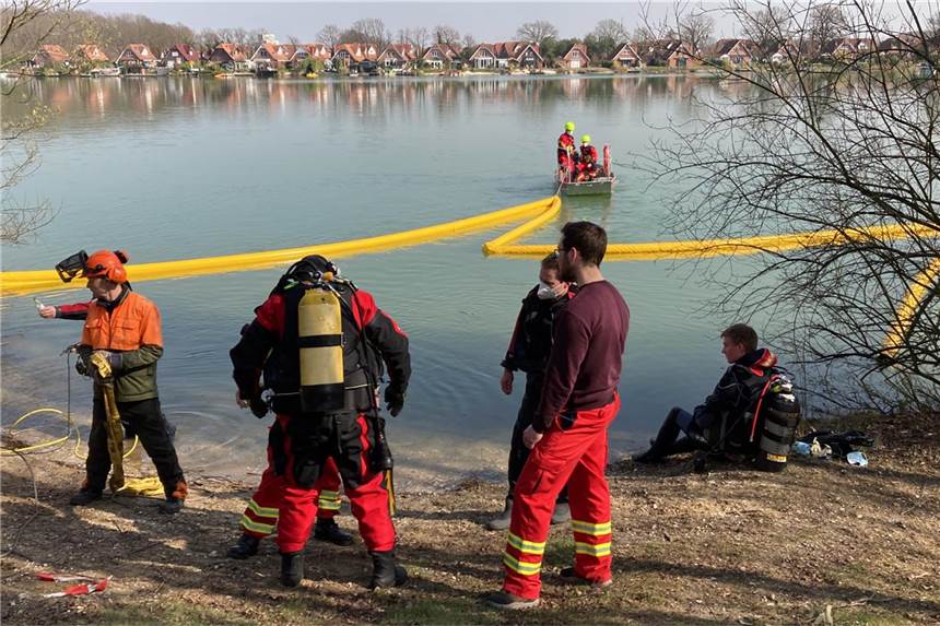 Traktor und Holzhäcksler versanken im Klostersee – Gespann jetzt geborgen Ein Trecker des Borkener Bauhofs ist im Klostersee versunken. Eine Ölsperre wurde errichtet, Feuerwehrtaucher sind im Einsatz.