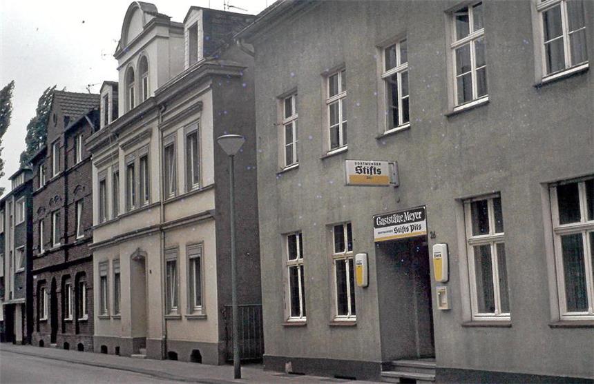 In der Gaststätte Meyer saß man sich auf dem Schoß Ein Treffpunkt für die Nachbarschaft war die Gaststätte Meyer in der Eintrachtstraße 26.