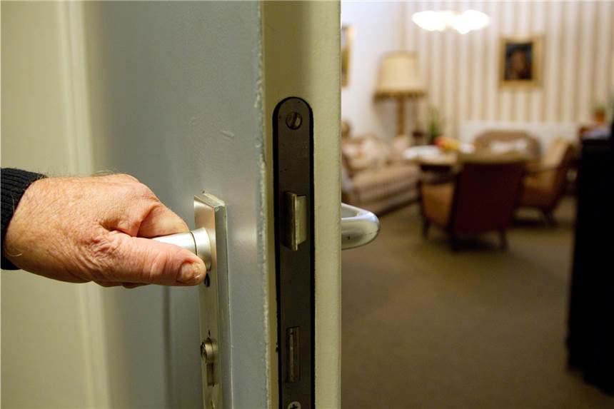 Mit Duschschlauch abgelenkt: Falscher Handwerker beklaut Seniorin Ein Trickbetrüger hat sich am Dienstagabend (28.12.) als Handwerker ausgegeben und eine Seniorin bestohlen.
