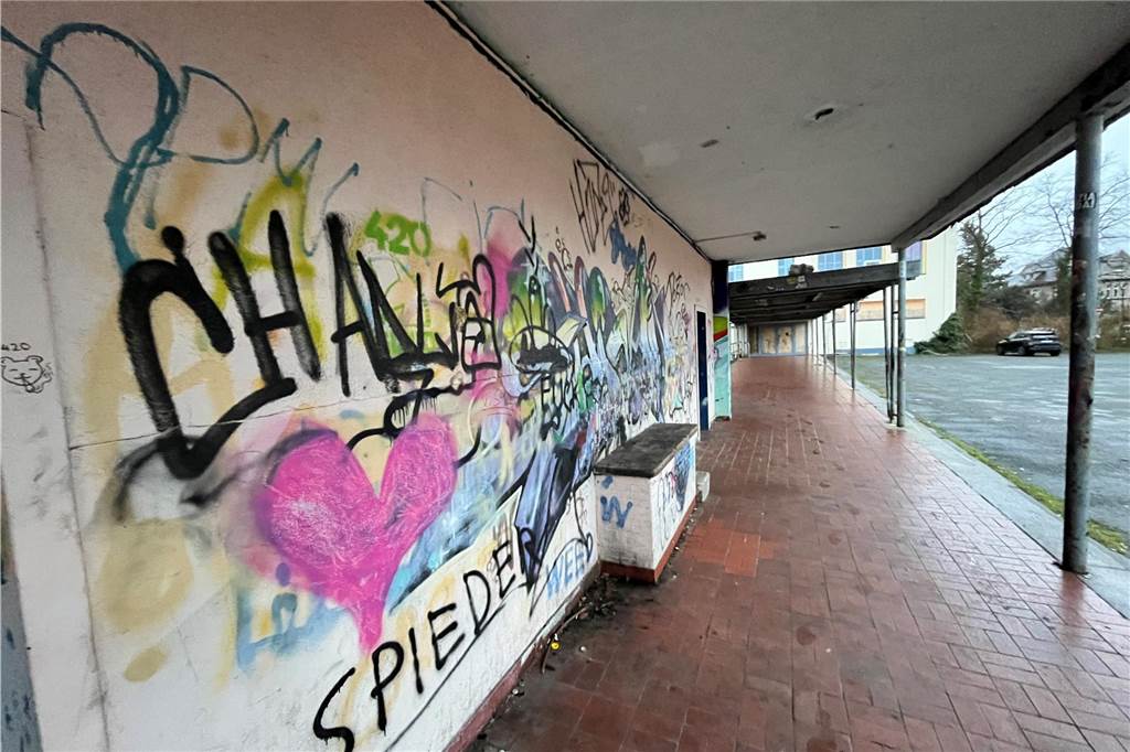 Stadt treibt Planungen für weiteres Neubaugebiet voran Die Wände der Gebäude auf dem ehemaligen Schulgelände in Werne sind beschmiert.