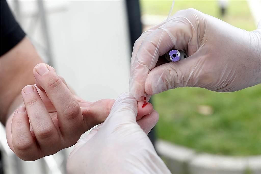 Das kosten Corona-Schnelltests ab Montag in Haltern Ein Tropfen Blut genügt für den Antikörper-Test.