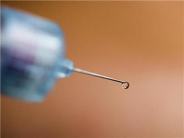 Ein Tropfen Insulin an der Nadelspitze eines Pen. Die Kosten für Diabetes sind vergleichbar mit den Folgekosten des Rauchens. Foto: Rolf Vennenbernd