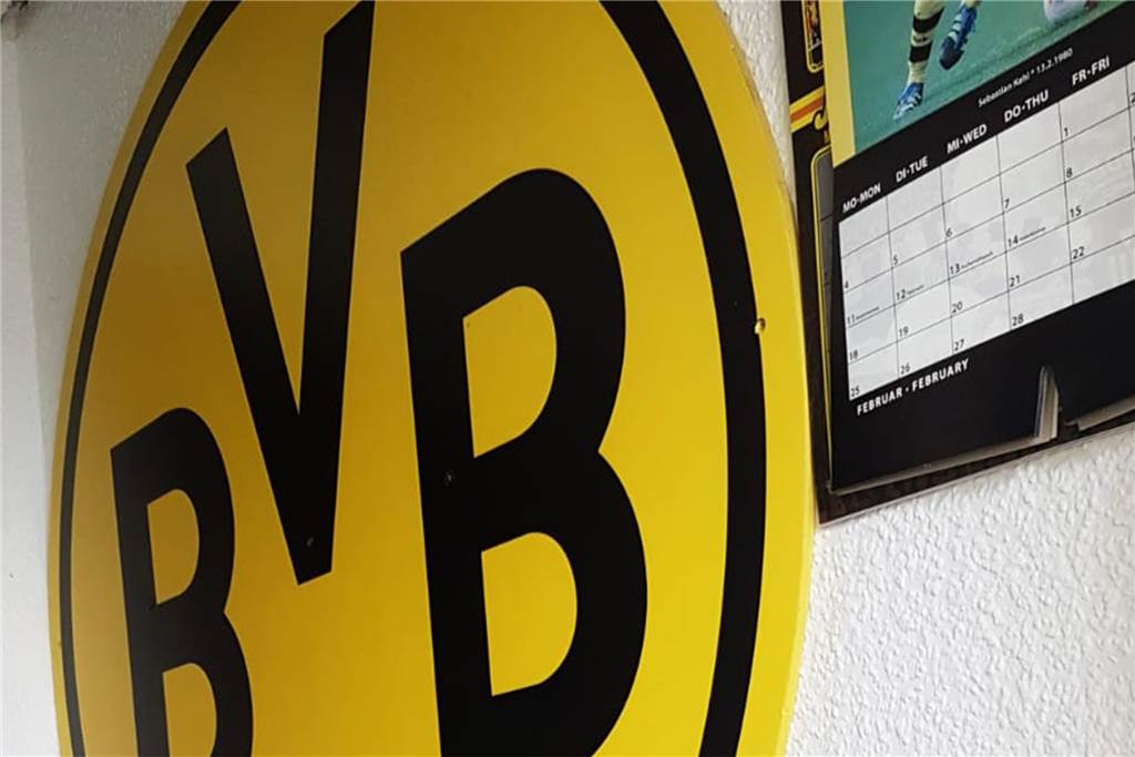 BVB-Fan fuhr früher den Meistertruck rund um den Borsigplatz Ein Trophäe im Hausflur: das Original-Emblem von einem der Champions-Trucks.