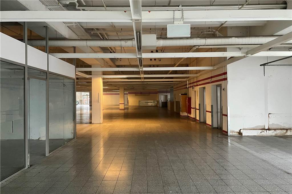 Ungebetene Gäste im leeren Dorstener Toom-Gebäude lösen Alarm aus Blick ins leere Toom-GEbäude