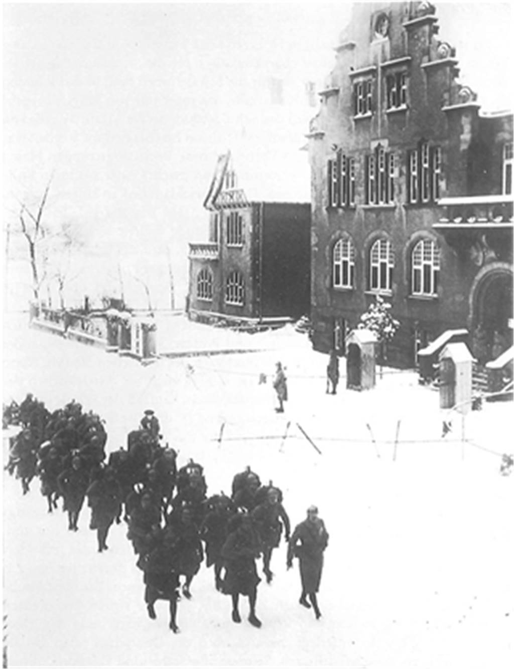 Wolfgang Guss‘ sonderbares Treffen mit einem Soldaten der Ruhrbesetzung Ein Trupp französischer Soldaten im Januar 1923 auf der Viktoriastraße