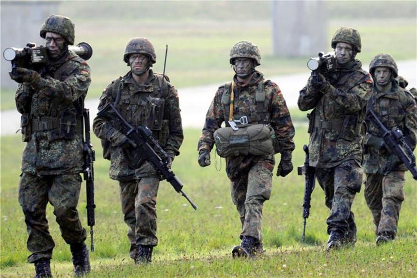 Auftrag Abschreckung - Von der Leyen richtet Truppe neu aus Ein Trupp mit Stinger-Raketen ausgerüsteter Bundeswehrsoldaten auf dem Schießplatz im schleswig-holsteinischen Todendorf. Foto: Carsten Rehder