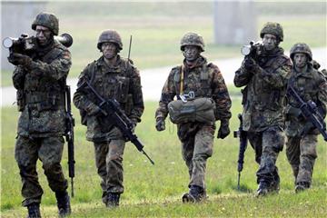 Ein Trupp mit Stinger-Raketen ausgerüsteter Bundeswehrsoldaten auf dem Schießplatz im schleswig-holsteinischen Todendorf. Foto: Carsten Rehder