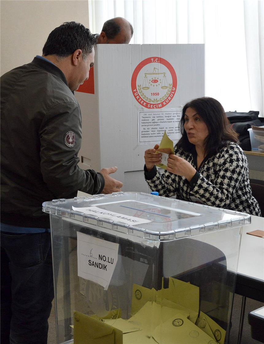 Türkische Wahlen in der Nordstadt blieben friedlich Ein türkischer Wähler erhält seinen Stimmschein.