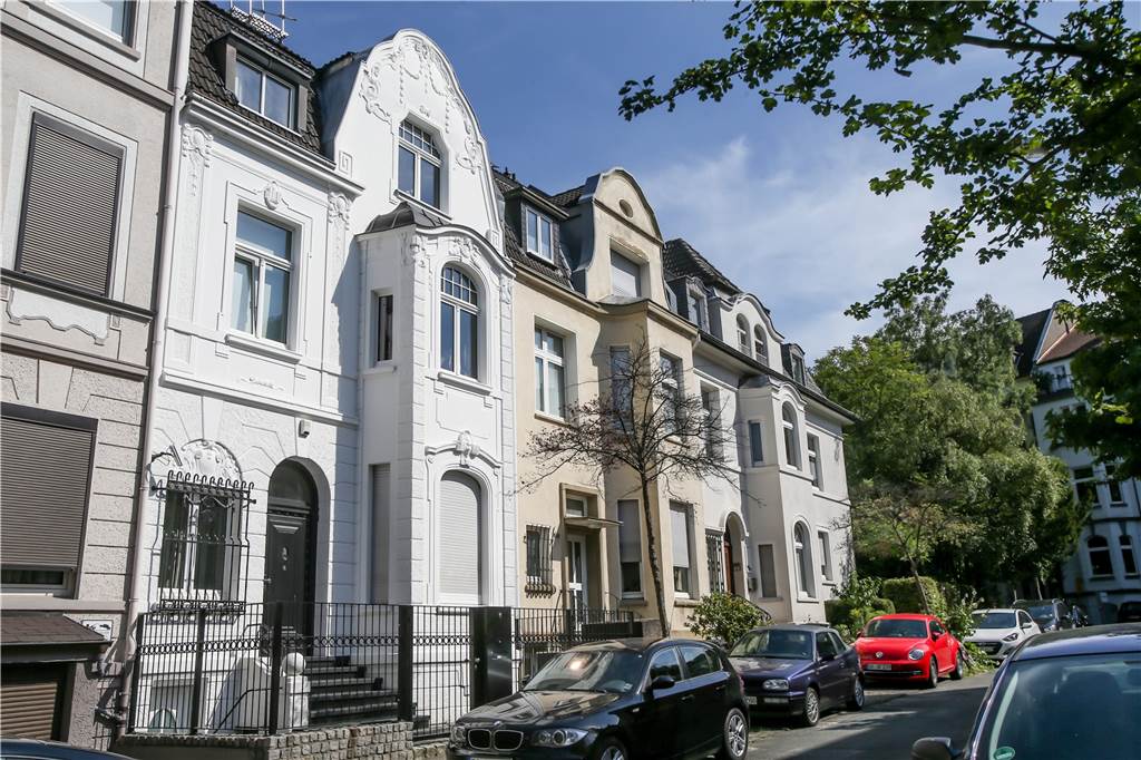 Kaiserstraßenviertel: Eine Welt für sich direkt an der City mit Supermarkt-Mangel Ein typischer Straßenzug im Kaiserstraßenviertel: Nicht nur an der Bismarckstraße gibt es imposante Gründerzeit- und Jugendstilbauten.