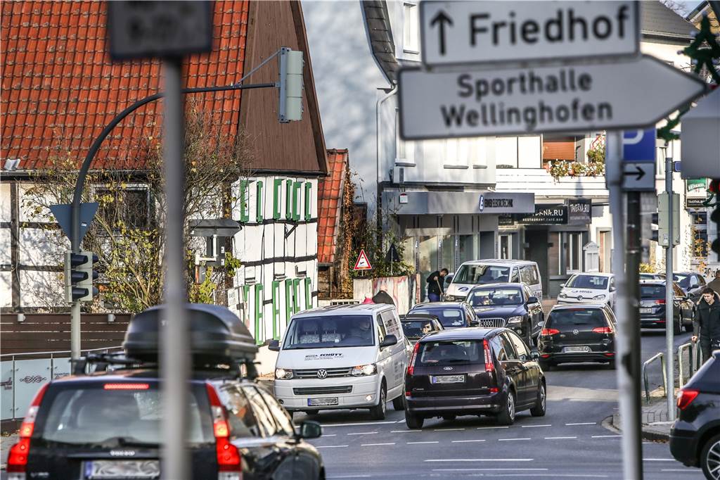 Ein typisches Bild zu Stoßzeiten: Auto an Auto auf der Overgünne; auf Prein- und Wellinghofer Amtsstraße sieht das genauso aus.