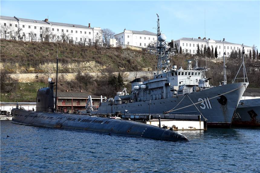Russlands geheime U-Boote: Bringen sie jetzt die Wende im Krieg gegen die Ukraine? Ein U-Boot und ein weiteres Kriegsschiff liegen in Sewastopol. (Archivbild)