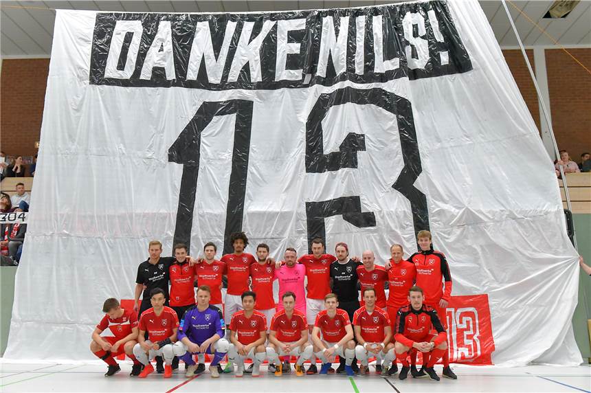 Schwertes „Mister Futsal“ hat aufgehört: Das emotionale Ende der Ära Nils Klems Ein überdimensionalen Plakat präsentierte der Fanclub seinem scheidenden Kapitän Nils Klems.
