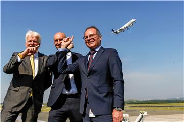 Ein Überflieger und drei Männer am Boden: Oberbürgermeister Ullrich Sierau (l.), Wilken Bormann von Lufthansa und Airport-Chef Udo Mager begrüßten die „Dortmund“ bei ihrem Überflug.