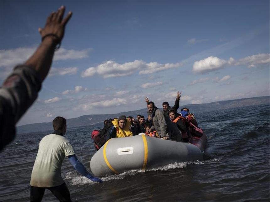 Wenn Grenzschützer an Grenzen stoßen Ein überfülltes Schlauchboot mit Flüchtlingen erreicht die griechische Mittelmeerinsel Lesbos. Foto: Socrates Baltagiannis/Archiv