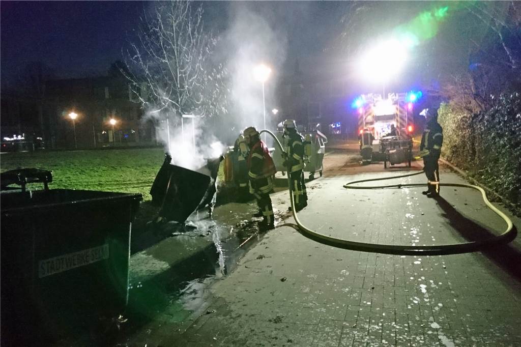 Brandstiftung: 5. Fall innerhalb weniger Monate an der Sekundarschule Ein Übergreifen der Flammen auf andere Container konnte die Wehr verhindern.