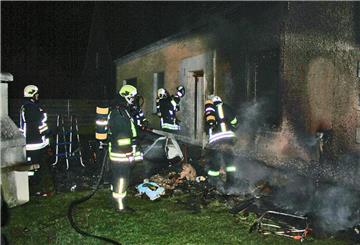 Ein Übergreifen der Flammen auf das Haus konnte die Feuerwehr in der Nacht zu Samstag am Helweg verhindern.