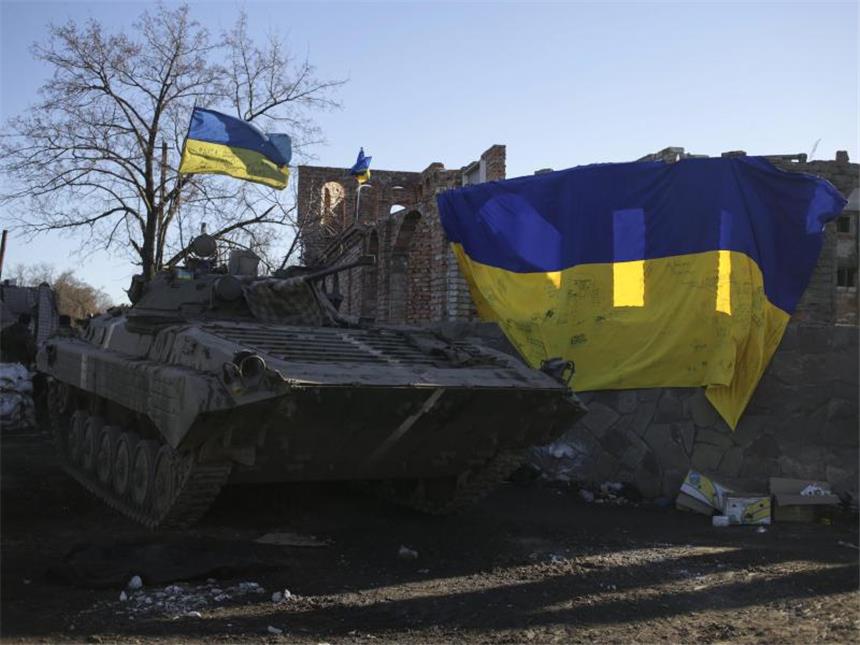 Großbritannien schickt Militärausbilder Ein ukrainischer Panzer steht an einem Checkpoint unweit von Debalzewo.