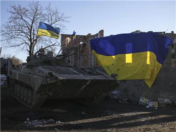 Ein ukrainischer Panzer steht an einem Checkpoint unweit von Debalzewo. 