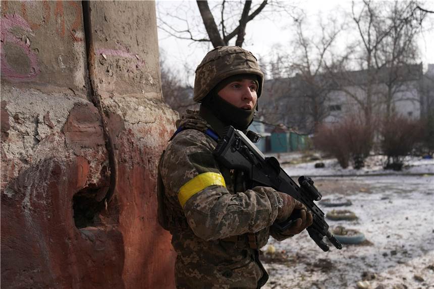 Tagebuch des Krieges: Russlands Angriff auf die Ukraine Ein ukrainischer Soldat bewacht seine Stellung in Mariupol.