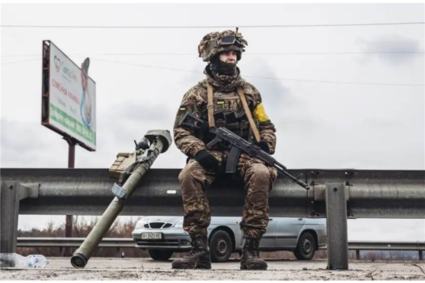 Experte Varwick zu Putins Krieg: „Der Einsatz von Nuklearwaffen ist im Bereich des Möglichen“ Ein ukrainischer Soldat sitzt am Straßenrand in Irpin, nahe Kiew.