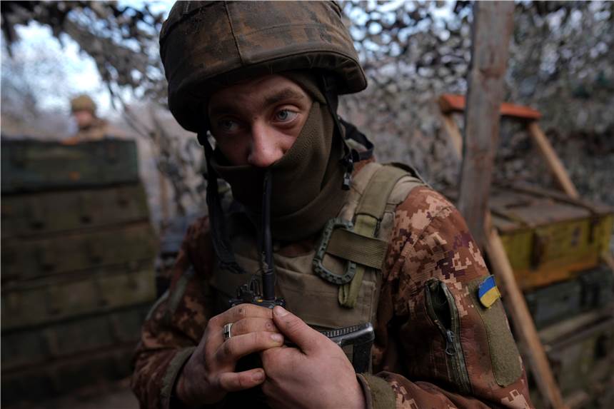 Russland greift die Ukraine an – Intensiver Beschuss im Osten und Westen des Landes Ein ukrainischer Soldat spricht in ein Walkie-Talkie an der Trennlinie zwischen dem von der Ukraine und dem von pro-russischen Separatisten gehaltenen Gebiet in der Nähe von Svitlodarsk in der Ostukraine. Russland hat Angriffe auf die Ukraine gestartet.