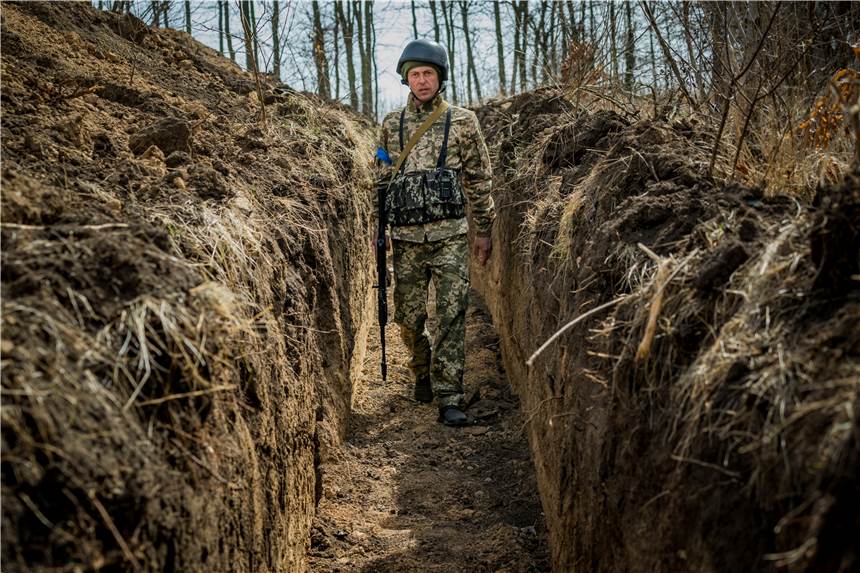 Warum die ukrainischen Kriegserfolge in der Ostukraine ein Ende finden könnten Ein ukrainischer Soldat steht in einem Schützengraben im Osten der Ukraine.
