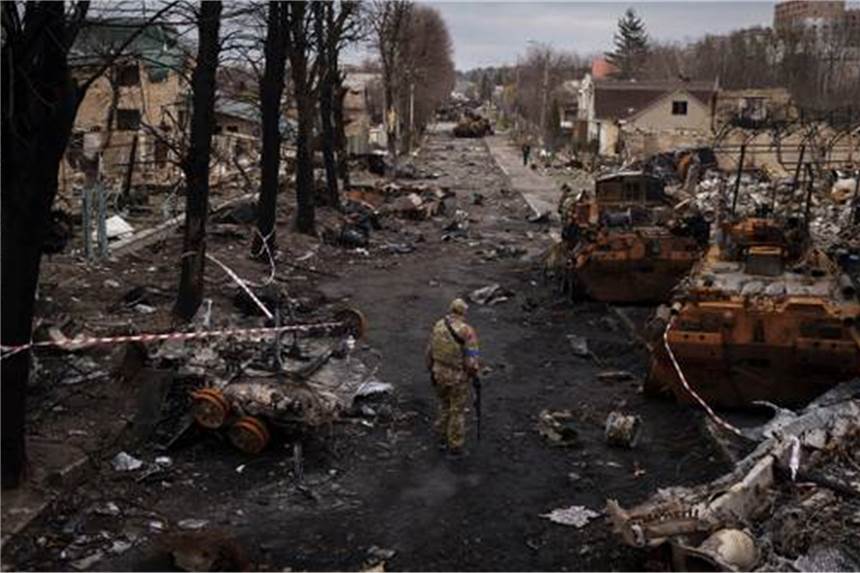 Militärpsychologe erklärt: Warum vergewaltigen Soldaten in der Ukraine Frauen? Ein ukrainischer Soldat steht neben zerstörten russischen Panzer in Butscha am Stadtrand von Kiew, nachdem die russischen Soldaten abgezogen sind.