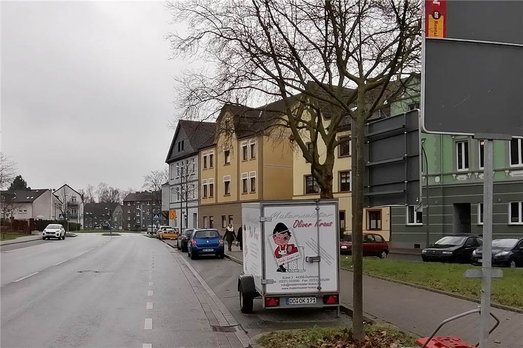 Kanalbau: Wichtige Verbindungsstraße für neun Monate gesperrt Ein um 90 Grad gedrehter Vorwegweiser, eine noch zugeklappte Hinweistafel und eine Umleitungsbeschilderung: Siek kündigen an der „Spinne“ auf der Schaphusstraße die Baustelle an.