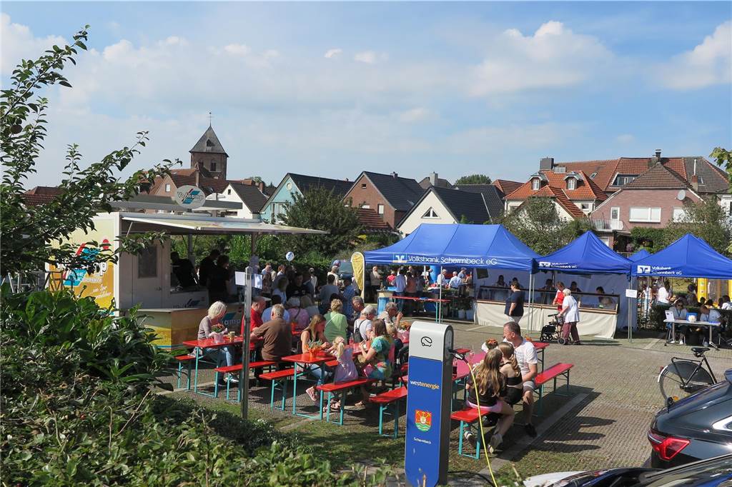 Neubau der Volksbank Schermbeck: Rundgang für Besucher Ein umfangreiches Besucherprogramm wurde den Besuchern am Samstag auch auf dem Parkplatz in der Wallgrabenzone angeboten