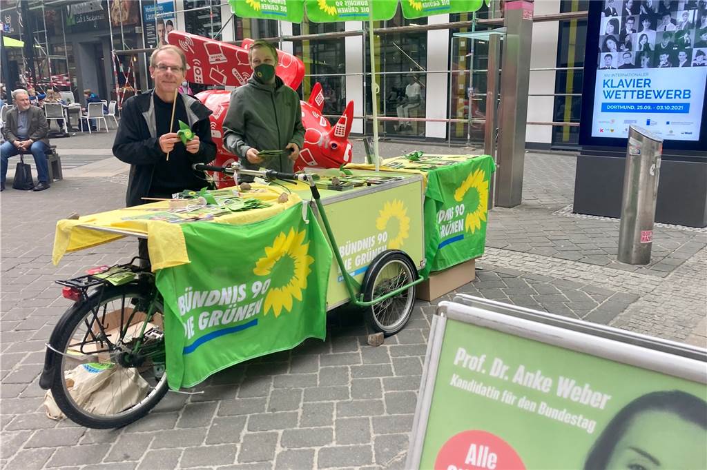Ein umgebautes Lastenrad bildet den Infostand, an dem Bundestagskandidat Markus Kurth (l.) und Ratsvertreter Julian Jansen Wahlkampf für die Grünen machen.